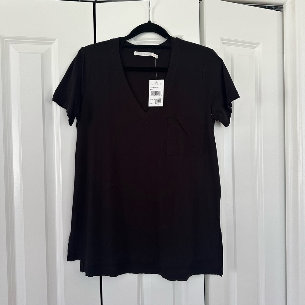 NWT Lush Short Sleeve Relaxed V-neck Tee - Black